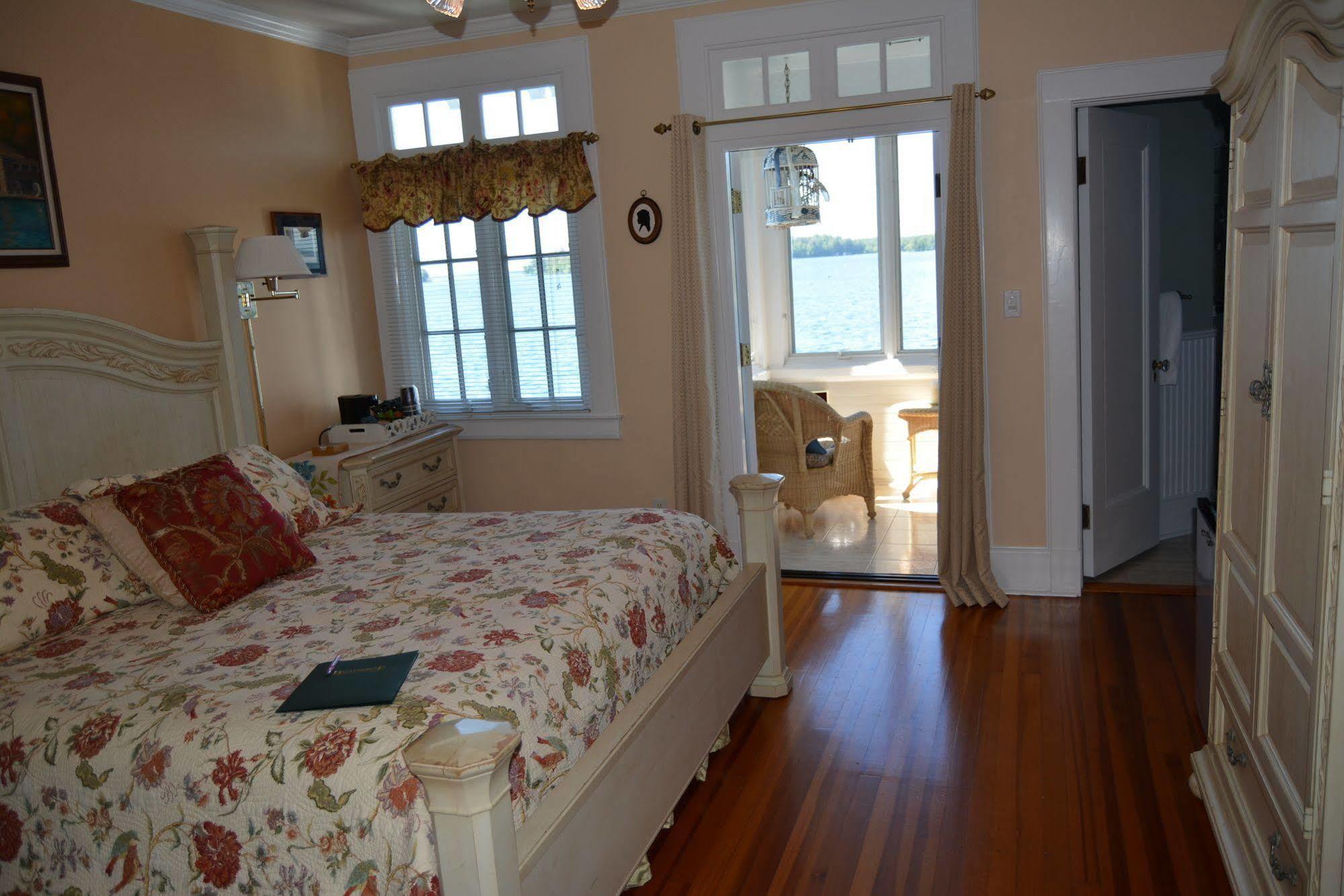 Lake George Boathouse Waterfront Lodging 볼튼 랜딩 외부 사진